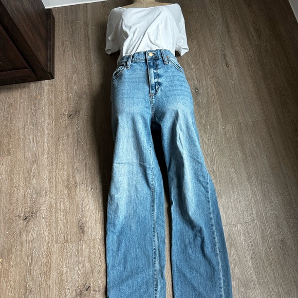 Universal Thread Denim - Universal Thread High-Rise Wide Leg Jeans in Light Blue Wash